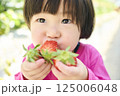 農園でいちご狩りを楽しむ女の子 125006048