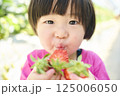 農園でいちご狩りを楽しむ女の子 125006050