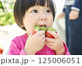 農園でいちご狩りを楽しむ女の子 125006051