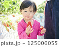 農園でいちご狩りを楽しむ親子 125006055