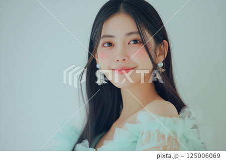 振り向く女性 振り向く女性 125006069