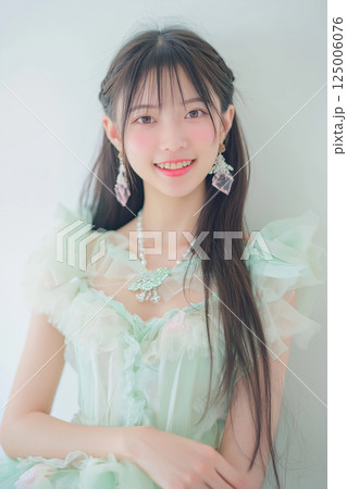 ドレスを着た女性 ドレスを着た女性 125006076
