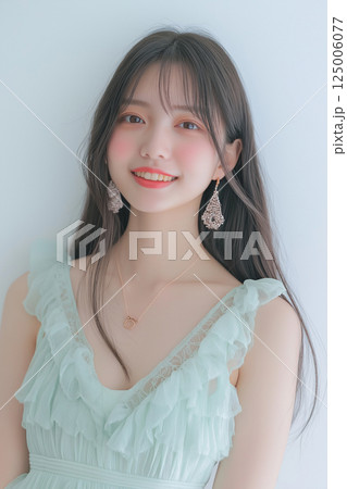 振り向く女性 振り向く女性 125006077