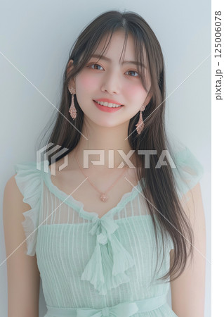 振り向く女性 振り向く女性 125006078