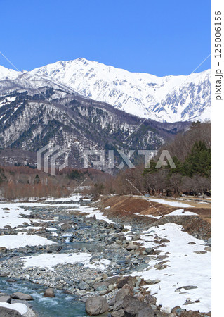 白馬大橋から望む早春の白馬岳 125006156