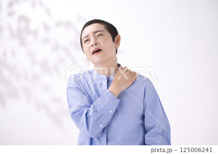 肩こりで体調不良のミドル女性 肩こりで体調不良のミドル女性 125006241