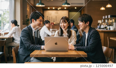 カフェでパソコンで仕事をする男女 125006497