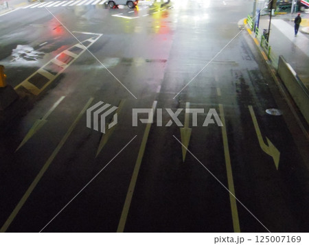 雨の日の路面 125007169