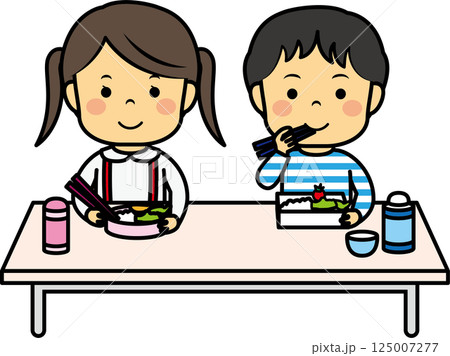 お弁当を食べる小学生男女 125007277