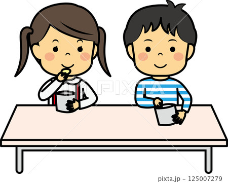おやつを食べる小学生男女 125007279