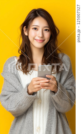 スマートフォンを使う女性　縦画像　画像生成AI 125007327