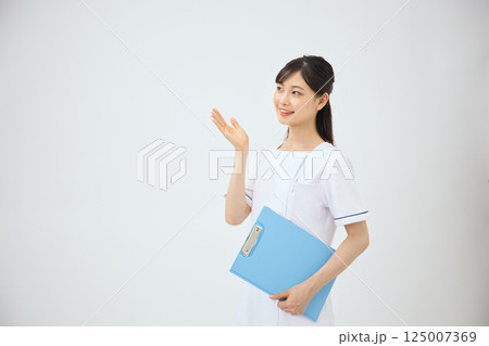 笑顔のエステティシャン 125007369