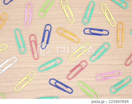 乱雑に置かれたクリップ 125007684