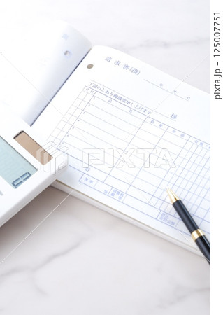 取引先に宛てた請求書を作成しているビジネスシーンのイメージ 125007751