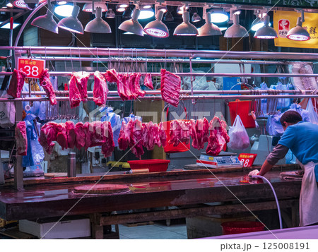 香港の市場で売られる肉 125008191
