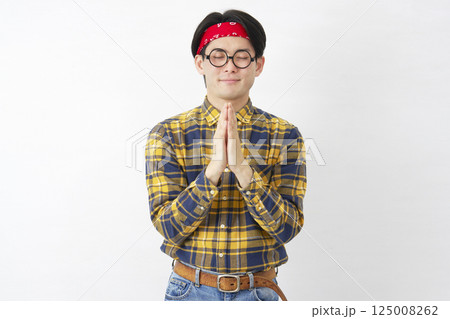 アキバ系の男性 合掌して祈る 白背景 アキバ系の男性 合掌して祈る 白背景 125008262