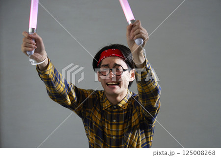 ペンライトを持つアキバ系の男性 125008268