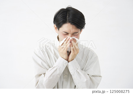 鼻をかむ男性　白背景 125008275