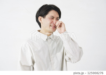 男性　鼻炎　白背景 125008276