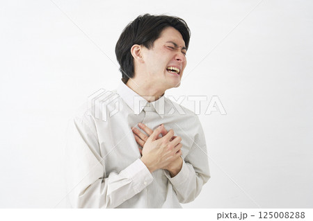 男性 心臓の痛み 白背景 男性 心臓の痛み 白背景 125008288
