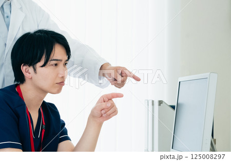 データを見て話し合う男性医師たち 125008297