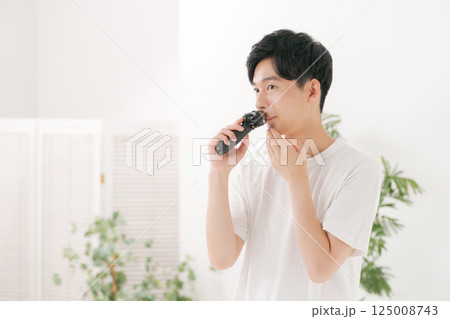 髭を剃る若い男性 125008743