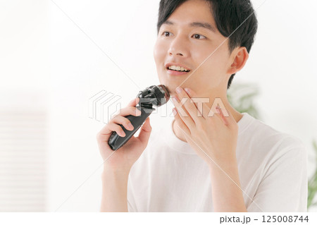髭を剃る若い男性 髭を剃る若い男性 125008744