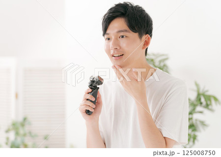 髭を剃る若い男性 125008750