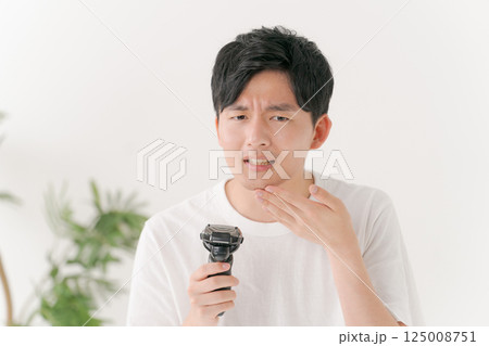 髭を剃る若い男性 125008751