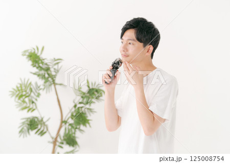 髭を剃る若い男性 125008754