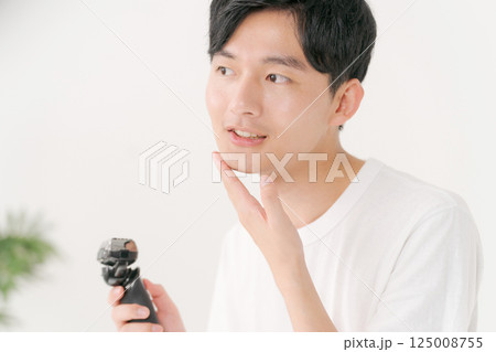 髭を剃る若い男性 125008755