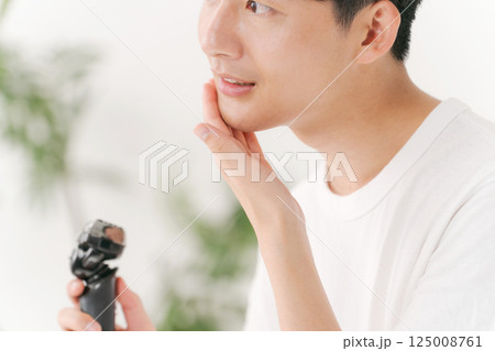 髭を剃る若い男性 髭を剃る若い男性 125008761