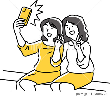 スマホで自撮りする2人の女性 125008778