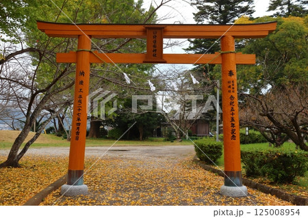 臼杵城跡内の臼杵護国神社の鳥居（大分県臼杵市） 125008954