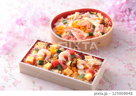 色あざやかな日本の伝統料理のちらし寿司 色あざやかな日本の伝統料理のちらし寿司 125009048