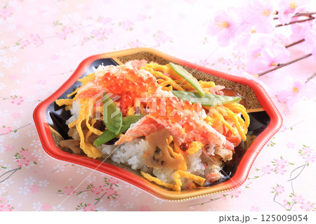 色あざやかな日本の伝統料理のちらし寿司 色あざやかな日本の伝統料理のちらし寿司 125009054