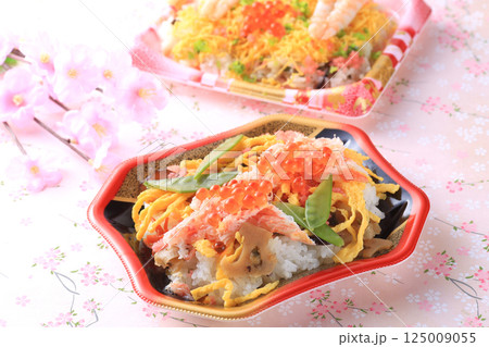 色あざやかな日本の伝統料理のちらし寿司 色あざやかな日本の伝統料理のちらし寿司 125009055
