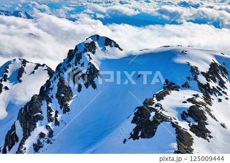 冠雪の北アルプスの立山連峰の龍王岳 125009444