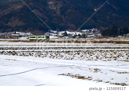 釜石線(遠野市綾織付近)を走るキハ100系ディーゼルカー 釜石線(遠野市綾織付近)を走るキハ100系ディーゼルカー 125009517
