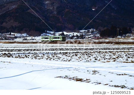 釜石線(遠野市綾織付近)を走るキハ100系ディーゼルカー 釜石線(遠野市綾織付近)を走るキハ100系ディーゼルカー 125009523
