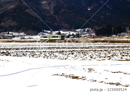 釜石線(遠野市綾織付近)を走るキハ100系ディーゼルカー 釜石線(遠野市綾織付近)を走るキハ100系ディーゼルカー 125009524