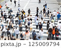 横断歩道を渡る人々 125009794