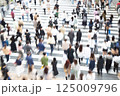 横断歩道を渡る人々 125009796