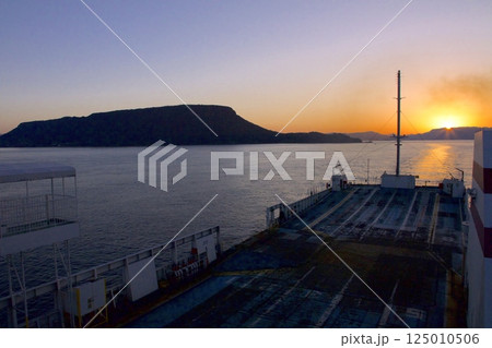 高松東港を出航したジャンボフェリーより屋島を望む夕景 125010506