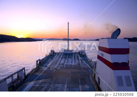 高松東港を出航したジャンボフェリーより瀬戸内の多島美を望む夕景 125010508