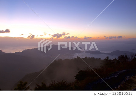 小豆島・四方指大観峰展望台より朝霧立ち込める朝焼けの瀬戸内の多島美 125010513