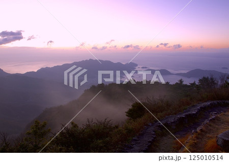 小豆島・四方指大観峰展望台より朝霧立ち込める朝焼けの瀬戸内の多島美 125010514