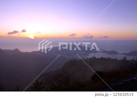 小豆島・四方指大観峰展望台より朝霧立ち込める朝陽と瀬戸内の多島美 125010515