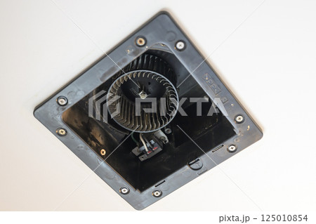 分解清掃中の換気扇（バスルーム） 125010854