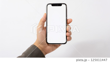 スマートフォンを持つ手元・白画面 125011447